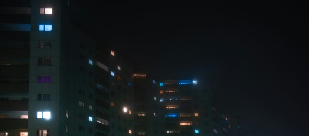 Une barre d'immeubles la nuit